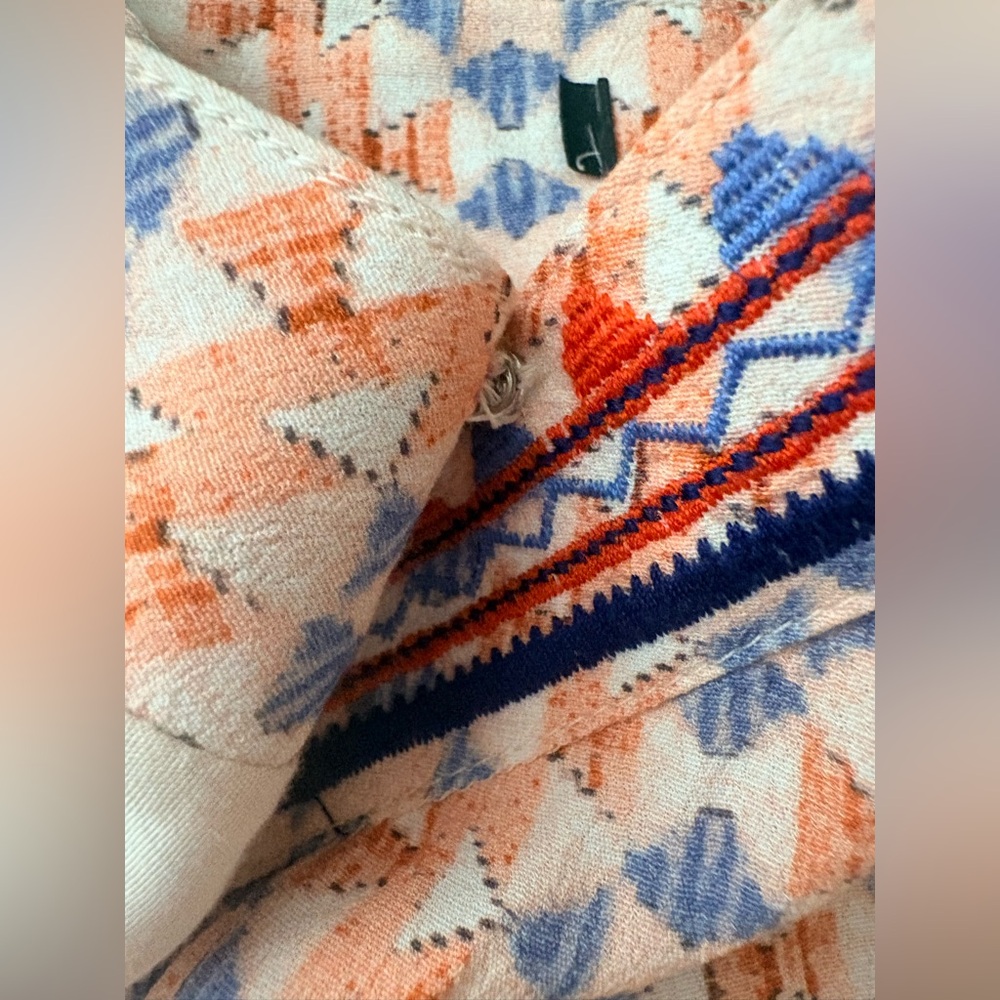 Buckle Miss Me Geo Surplice embroidered wrap peach & navy tank top - Picture 10 of 15